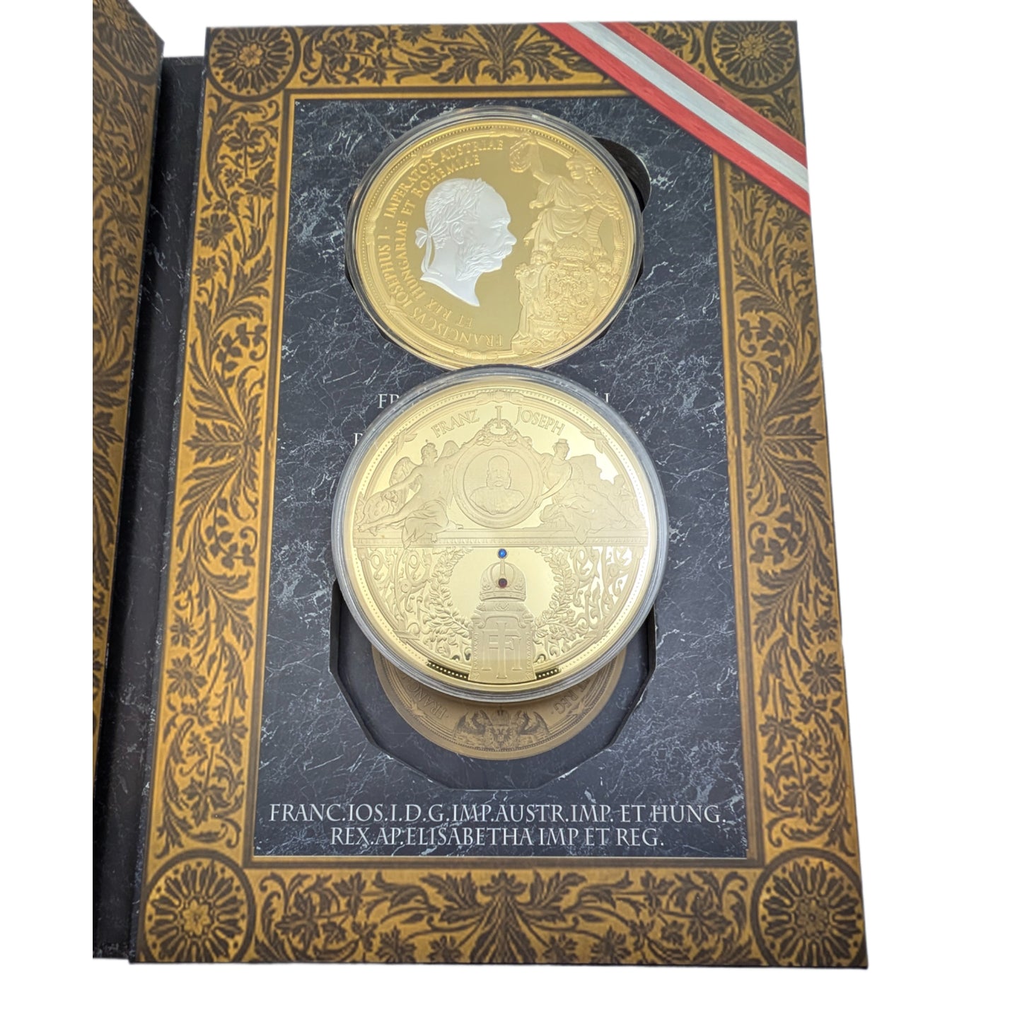 Franz Joseph Giant Medal Set, vergoldet teilweise mit Farbdruck, revers mit Swarovski Steinen