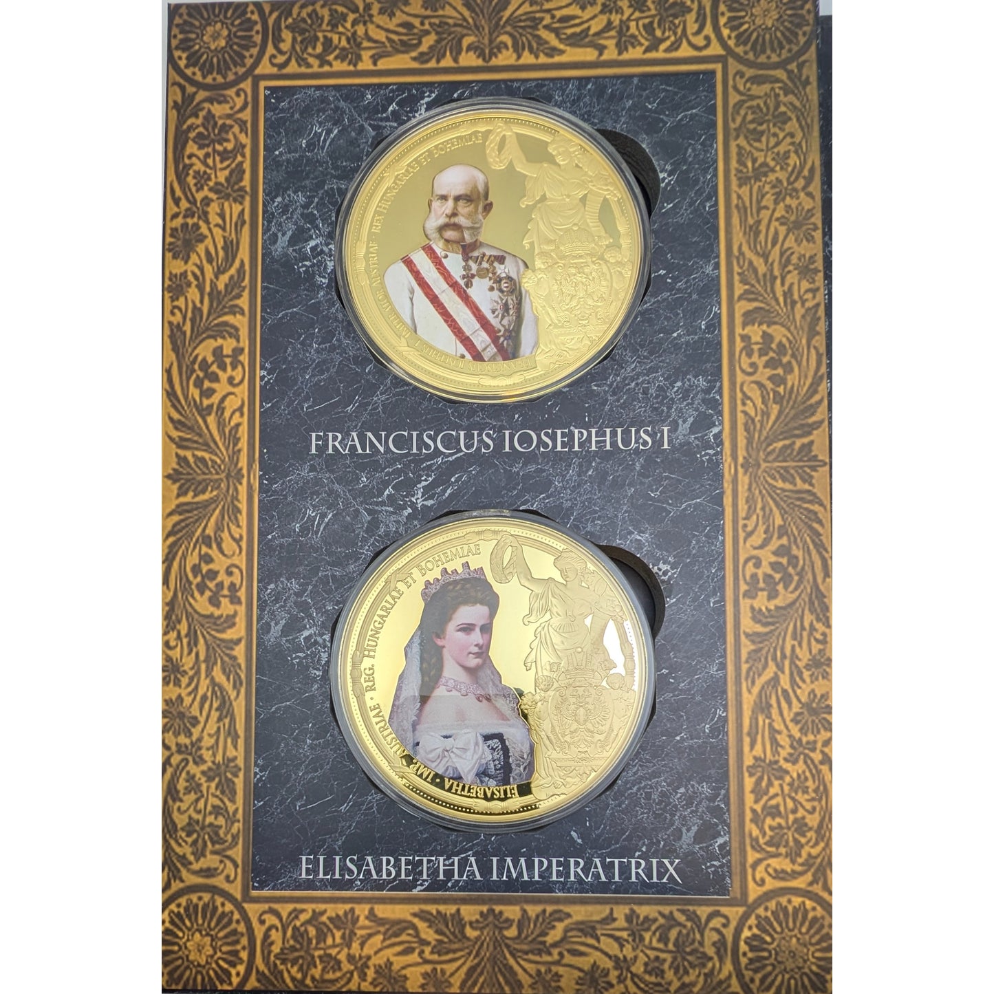 Franz Joseph Giant Medal Set, vergoldet teilweise mit Farbdruck, revers mit Swarovski Steinen