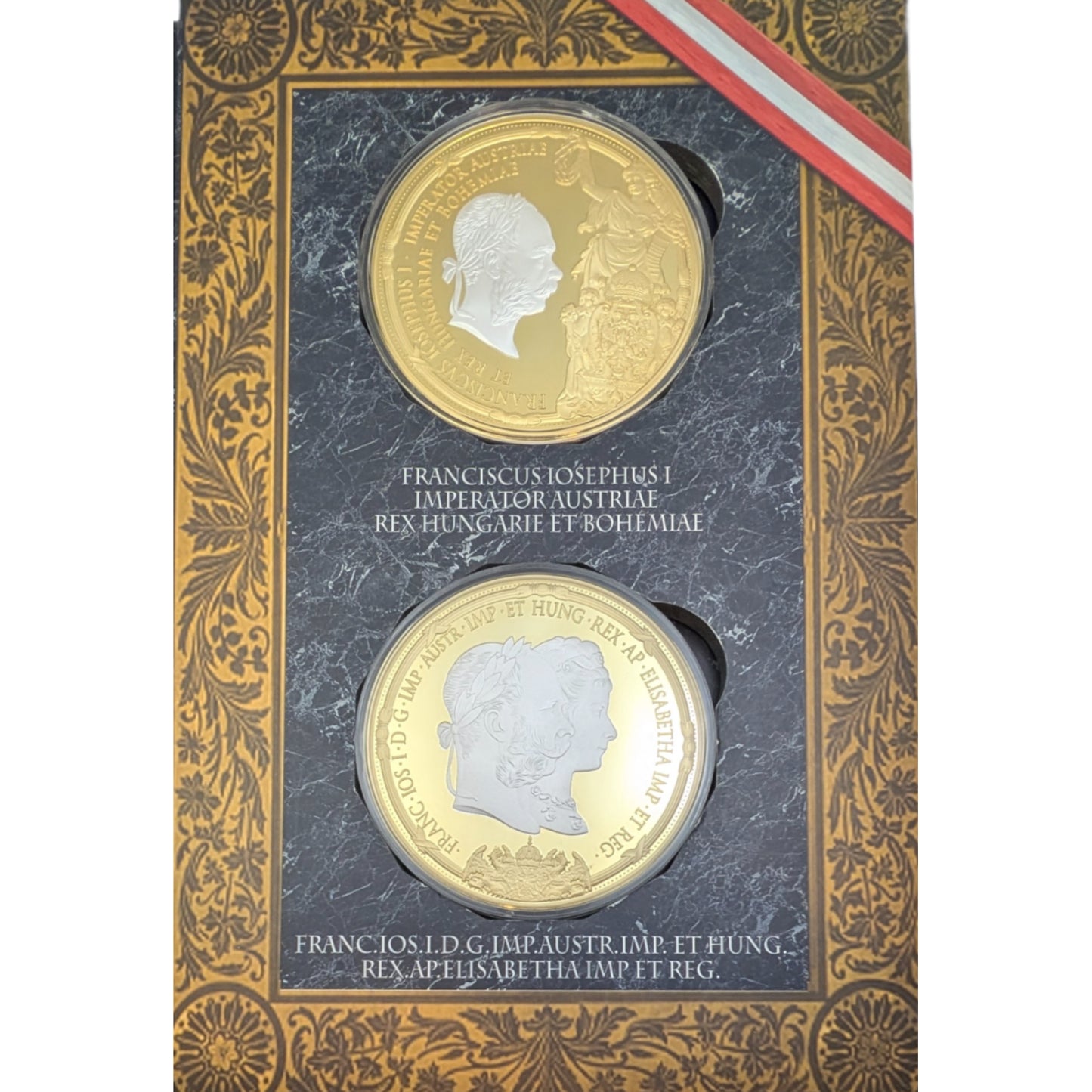 Franz Joseph Giant Medal Set, vergoldet teilweise mit Farbdruck, revers mit Swarovski Steinen