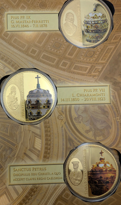 Papstkronen, Tiara Papalis, vergoldet und Farbdruck, mit 3 Rubinen revers